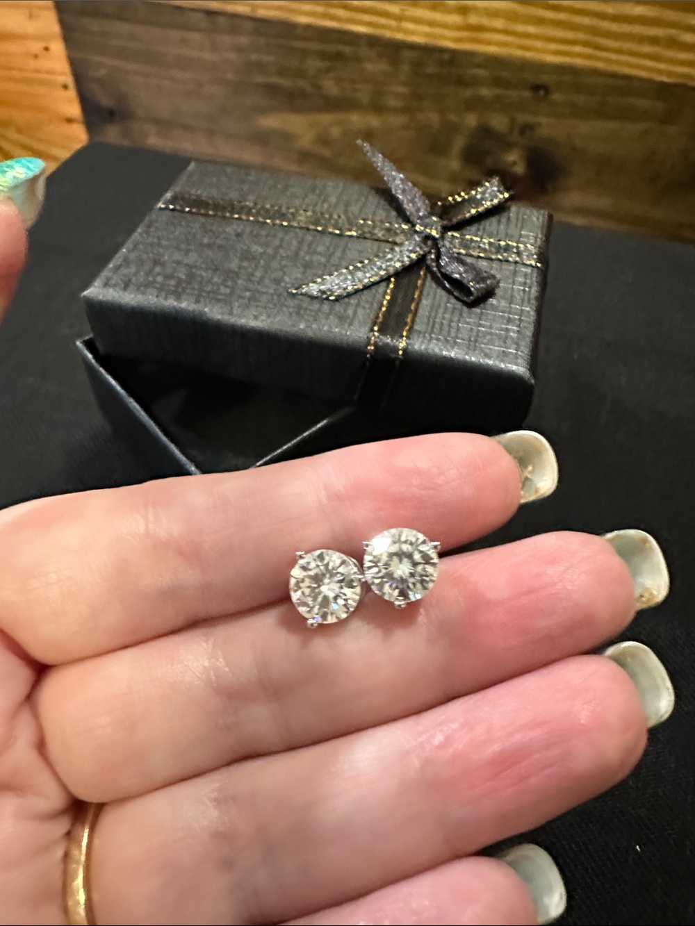 Moissanite-925 classic round cut. Four ct. Gorgeous!